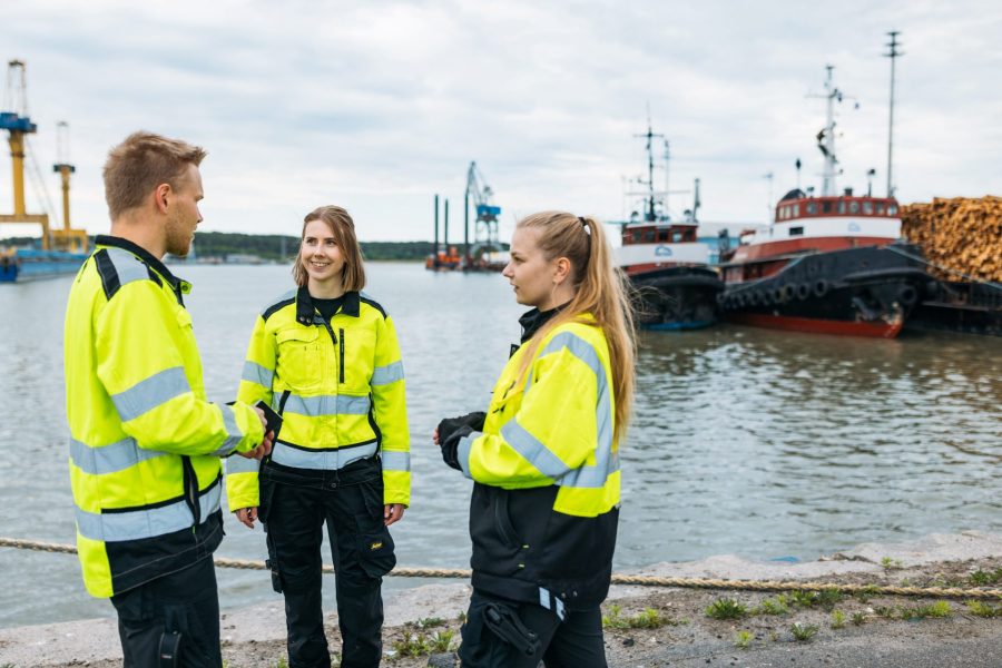 Tsp työntekijät keskustelevat