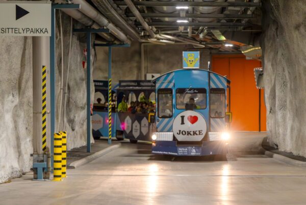 Jokke Jokijuna Tsp:n luolassa